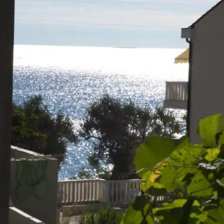 Beachfront Pla A - Two Bedroom A4 * Иван-Долац